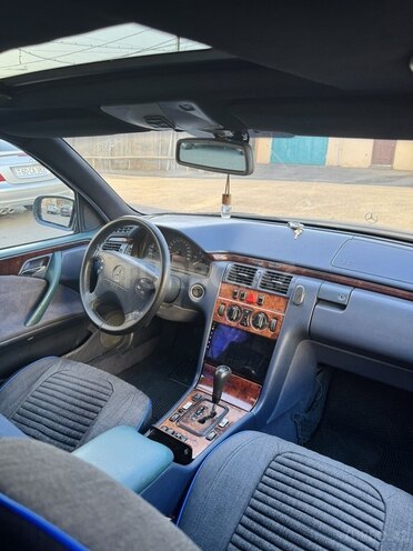 Mercedes E 220 1999, 197,693 km - 2.2 l - Bakı