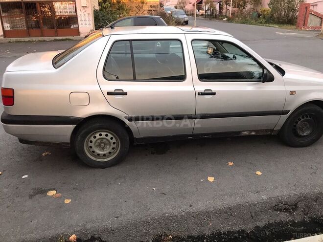 Volkswagen Vento 1995, 369,852 km - 2.0 l - Qax