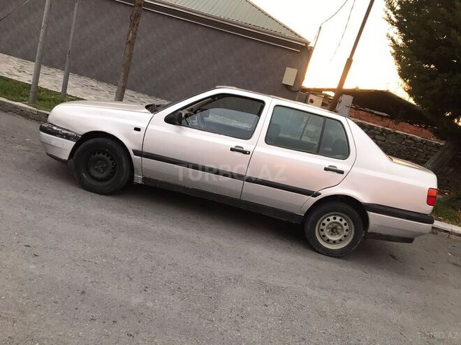 Volkswagen Vento 1995, 369,852 km - 2.0 l - Qax