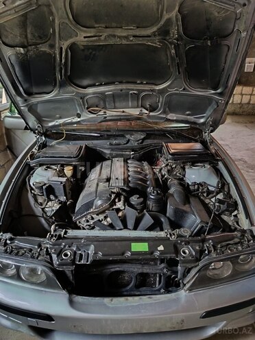 BMW 528 1996, 300,000 km - 2.8 l - Quba