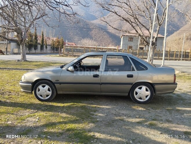 Opel Vectra 1993, 270,000 km - 2.0 l - Qax