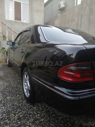 Mercedes E 220 2001, 45,600 km - 2.2 l - Bakı
