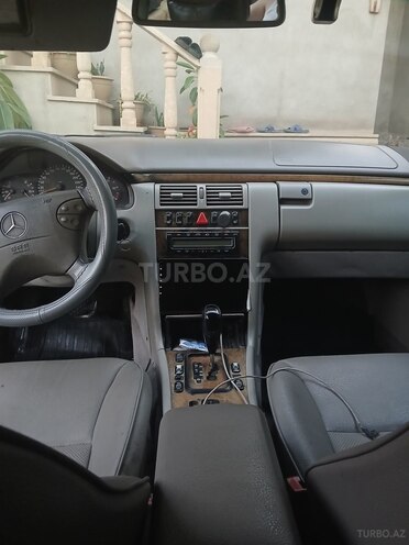 Mercedes E 220 2001, 45,600 km - 2.2 l - Bakı