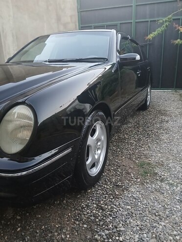 Mercedes E 220 2001, 45,600 km - 2.2 l - Bakı