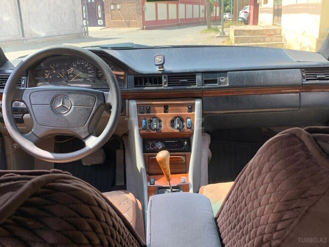 Mercedes E 200 1993, 100,000 km - 2.0 l - Astara