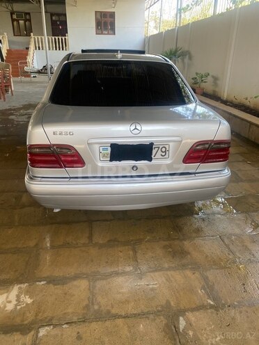 Mercedes E 230 1997, 234,758 km - 2.0 l - Bakı
