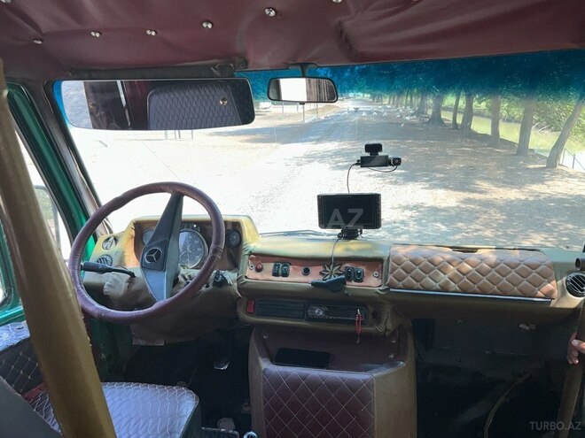 Mercedes 208 D 1994, 200,000 km - 2.5 l - Biləsuvar