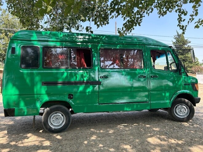 Mercedes 208 D 1994, 200,000 km - 2.5 l - Biləsuvar