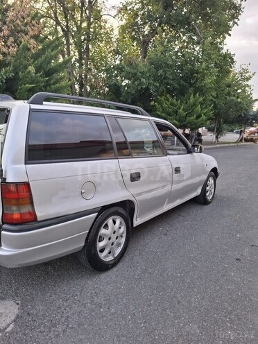Opel Astra 1997, 400,000 km - 1.6 l - Qax