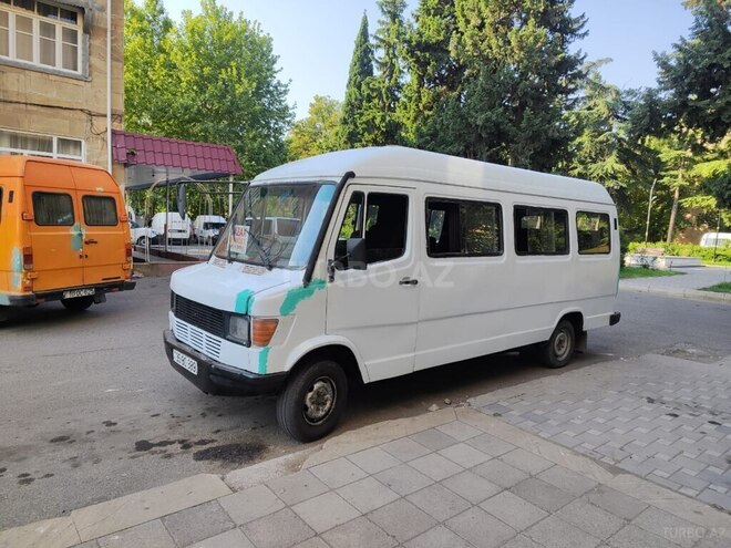 Mercedes 208 D 1993, 230,000 km - 2.3 l - Qazax