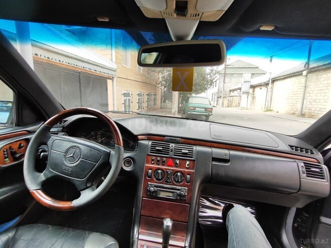 Mercedes E 320 1998, 444,000 km - 3.2 l - Şamaxı