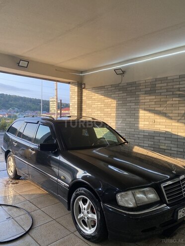 Mercedes C 200 2000, 437,095 km - 2.0 l - Qusar