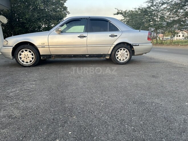Mercedes C 220 1997, 458,000 km - 2.2 l - 