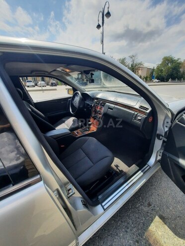 Mercedes E 240 1999, 287,207 km - 2.4 л - Quba