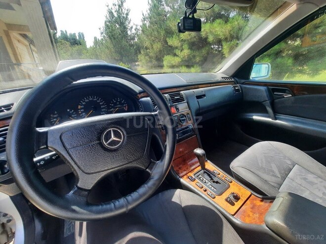 Mercedes E 240 1999, 287,207 km - 2.4 л - Quba