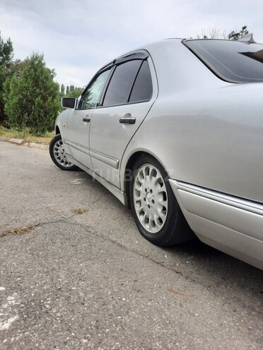 Mercedes E 240 1999, 287,207 km - 2.4 л - Quba