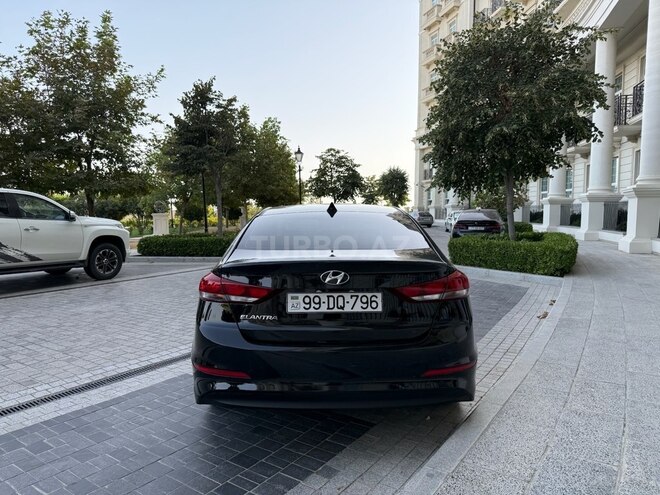 Hyundai Elantra-4