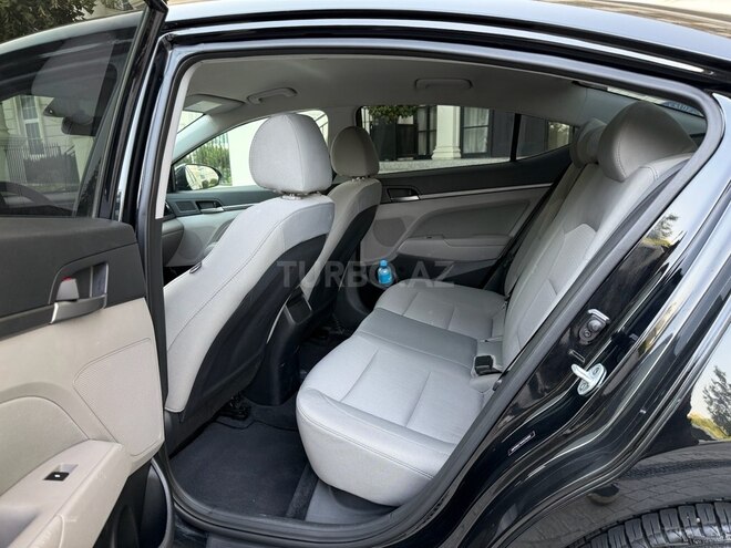 Hyundai Elantra-11