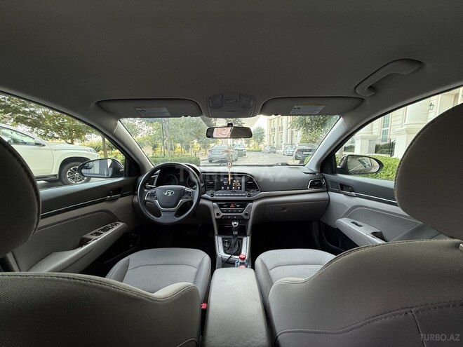 Hyundai Elantra-12