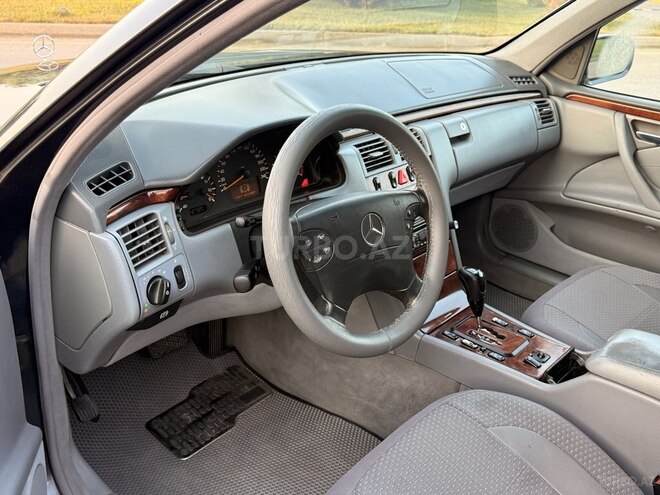 Mercedes E 220 1999, 280,000 km - 2.2 л - Bakı