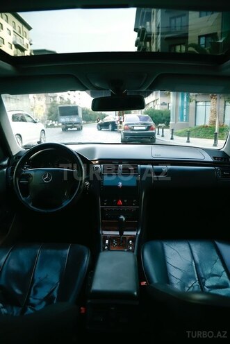 Mercedes E 280 2000, 299,000 km - 2.8 л - Bakı