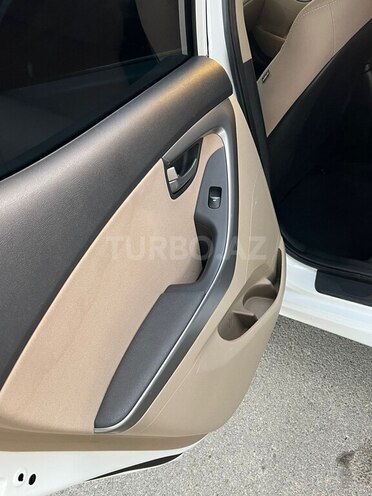 Hyundai Elantra 2015, 215,879 km - 1.8 l - Bakı