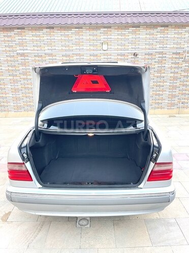 Mercedes E 240 1999, 281,000 km - 2.4 l - Bakı