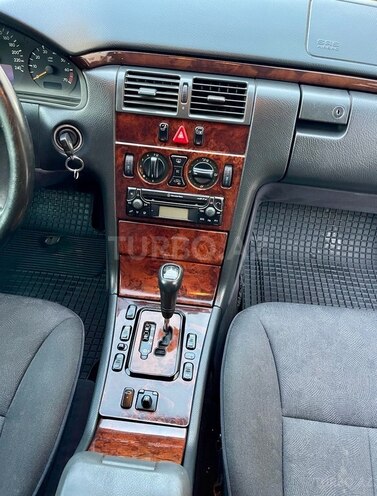 Mercedes E 240 1999, 281,000 km - 2.4 l - Bakı