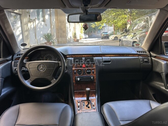 Mercedes E 240 1999, 290,000 km - 2.6 l - Bakı