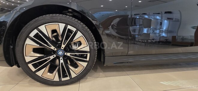 BMW i5-19