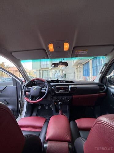 Toyota Hilux 2018, 298,000 km - 2.4 l - Bakı