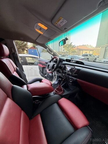 Toyota Hilux 2018, 298,000 km - 2.4 l - Bakı