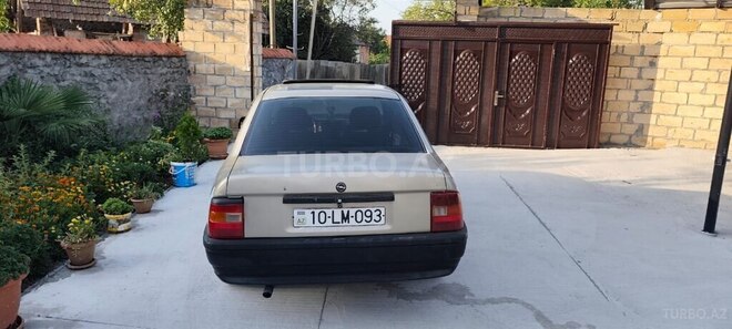 Opel Vectra 1992, 293,000 km - 1.8 l - Zaqatala