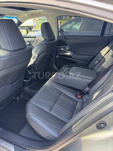 Lexus ES 300h-13
