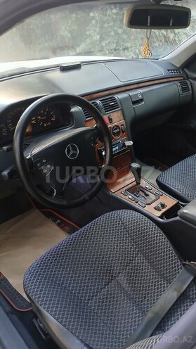 Mercedes E 220 2000, 298,000 km - 2.2 l - Bakı
