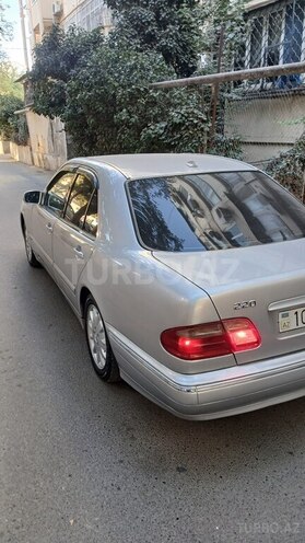 Mercedes E 220 2000, 298,000 km - 2.2 l - Bakı