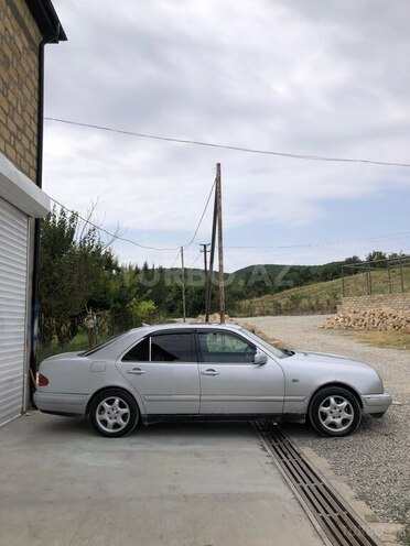 Mercedes E 230 1996, 300,000 km - 2.3 l - Quba