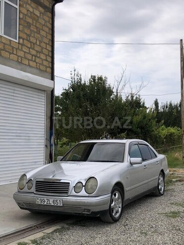 Mercedes E 230 1996, 300,000 km - 2.3 l - Quba
