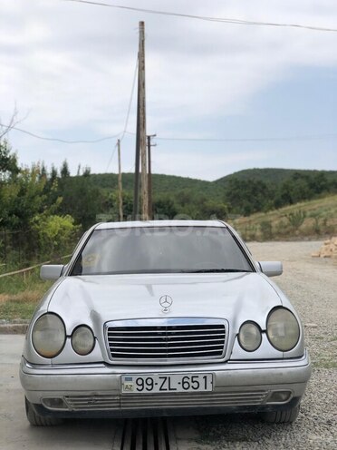 Mercedes E 230 1996, 300,000 km - 2.3 l - Quba