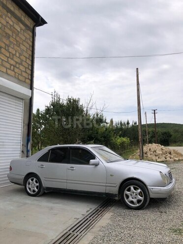 Mercedes E 230 1996, 300,000 km - 2.3 l - Quba