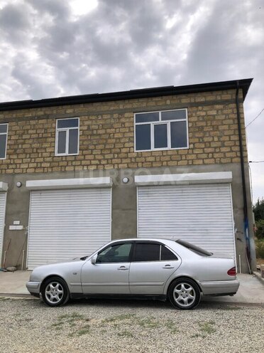 Mercedes E 230 1996, 300,000 km - 2.3 l - Quba