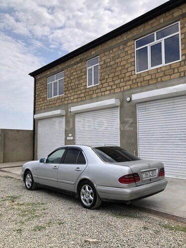 Mercedes E 230 1996, 300,000 km - 2.3 l - Quba