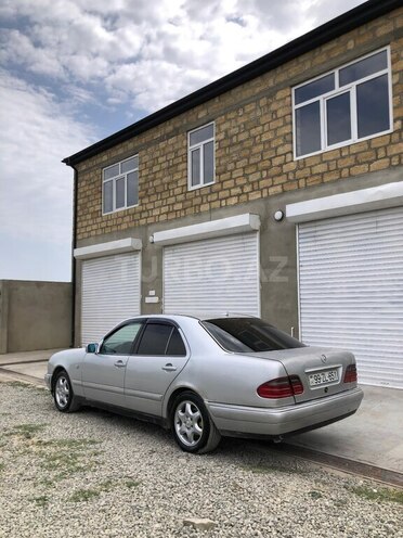 Mercedes E 230 1996, 300,000 km - 2.3 l - Quba