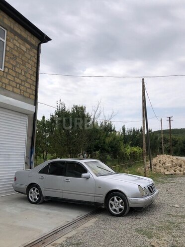 Mercedes E 230 1996, 300,000 km - 2.3 l - Quba