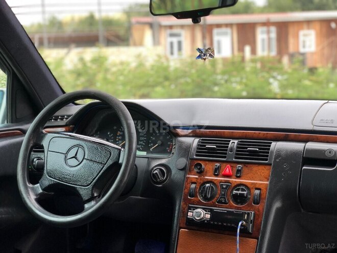 Mercedes E 230 1996, 300,000 km - 2.3 l - Quba