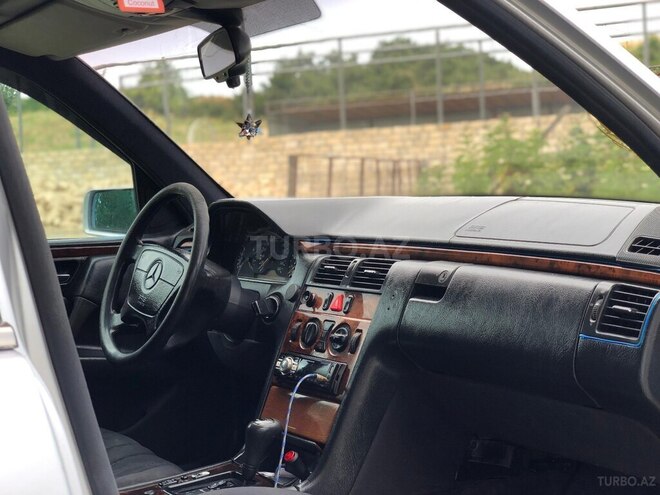 Mercedes E 230 1996, 300,000 km - 2.3 l - Quba