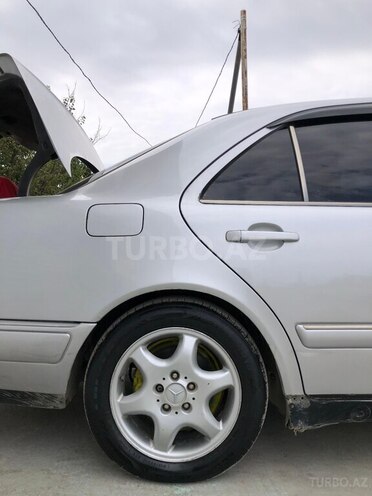 Mercedes E 230 1996, 300,000 km - 2.3 l - Quba