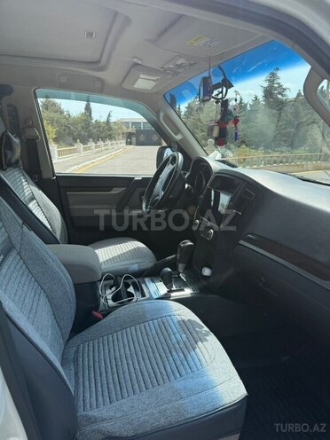 Mitsubishi Pajero-6