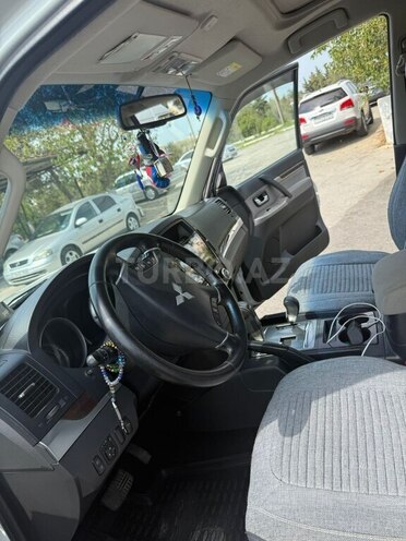 Mitsubishi Pajero-8
