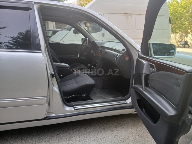 Mercedes E 240-11